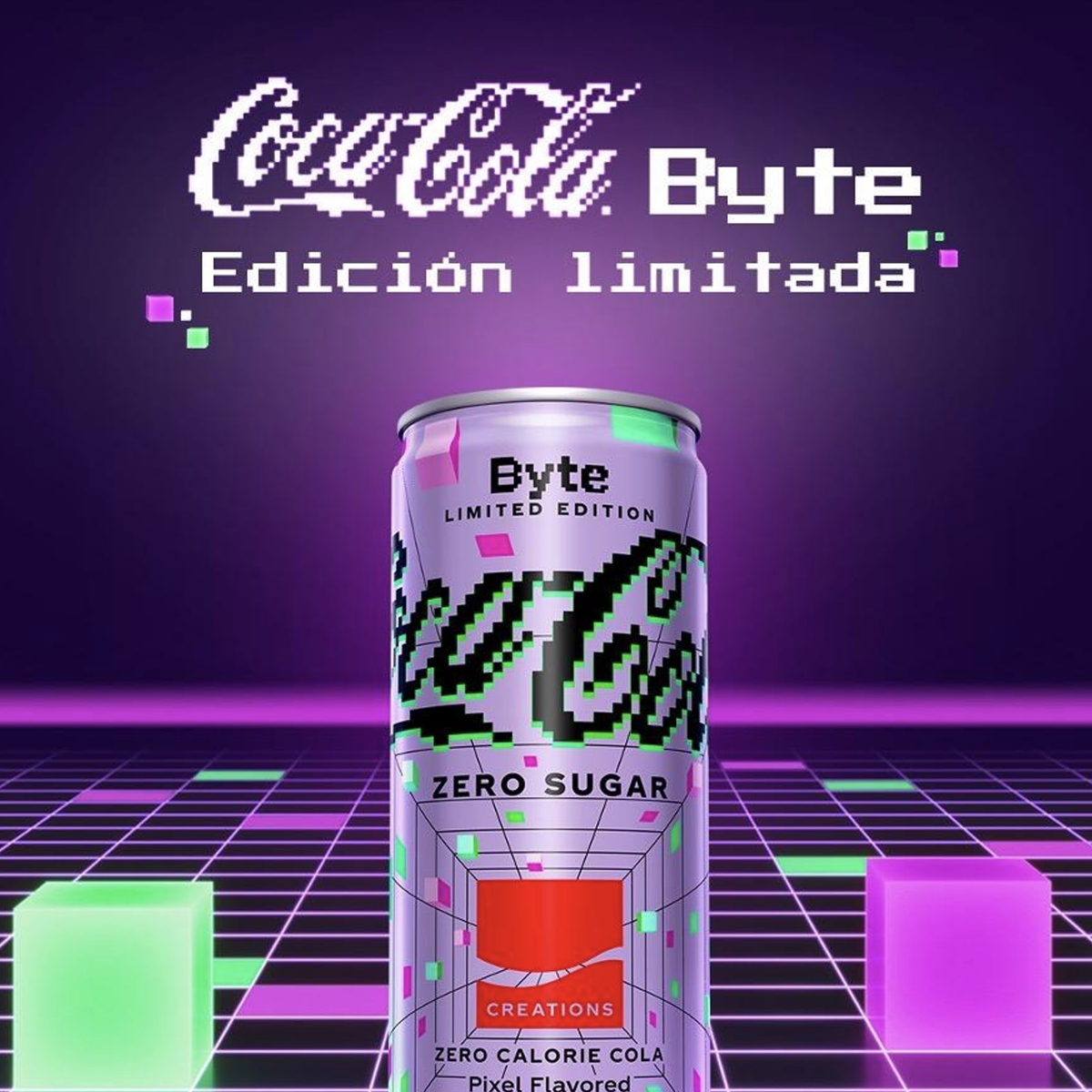 Lata de Coca-Cola Byte con fondo cuadriculado lila y texto