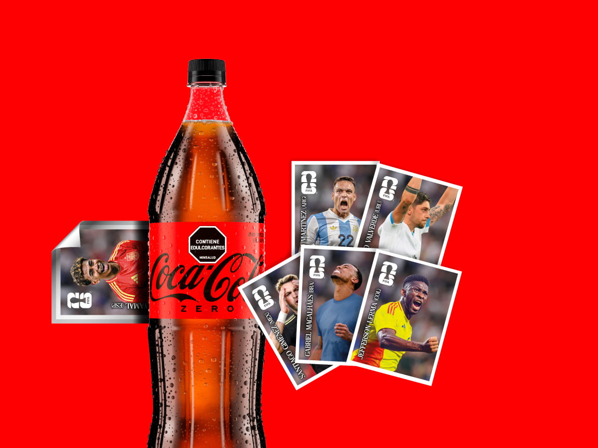 Botella Coca-Cola con láminas físicas.