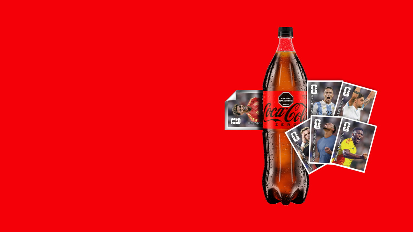 Botella de Coca-Cola Zero revelando láminas físicas debajo de la etiqueta.