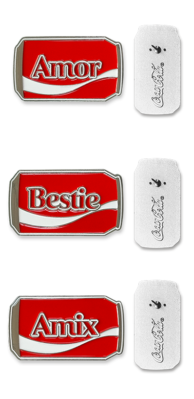 Tres pares de pines coleccionables de Coca-Cola. Cada par incluye un pin frontal rojo con la forma de una lata de Coca-Cola y una palabra ('Amor', 'Bestie', 'Amix'), y el mecanismo de sujeción trasero, con el logo de Coca-Cola.