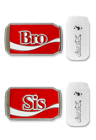 Dos pares de pines coleccionables de Coca-Cola. Cada par incluye un pin frontal rojo con la forma de una lata de Coca-Cola y una palabra ('Bro', 'Sis'), y el mecanismo de sujeción trasero, con el logo de Coca-Cola.