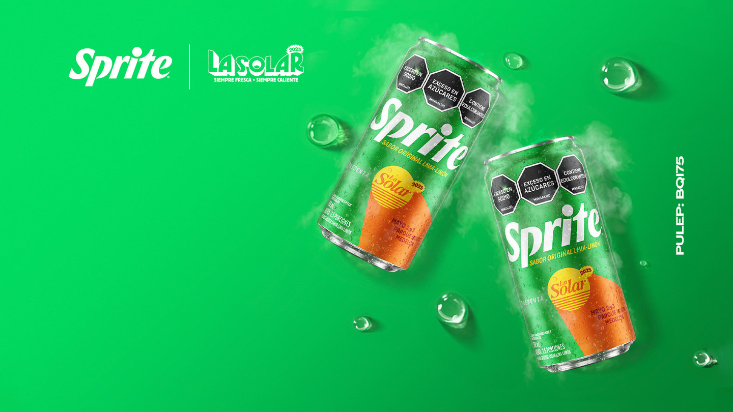 Latas heladas de Sprite personalizadas con el logo del festival La Solar de edición limitada sobre un fondo verde.