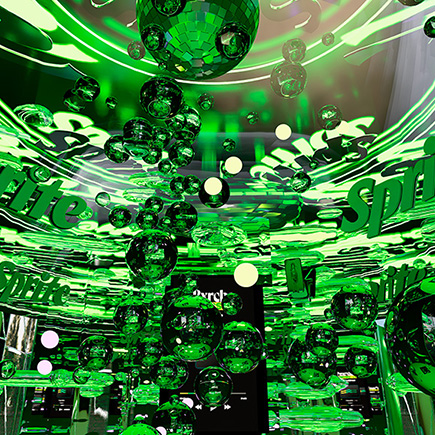 Interior color verde del stand de Sprite en el Festival la solar.