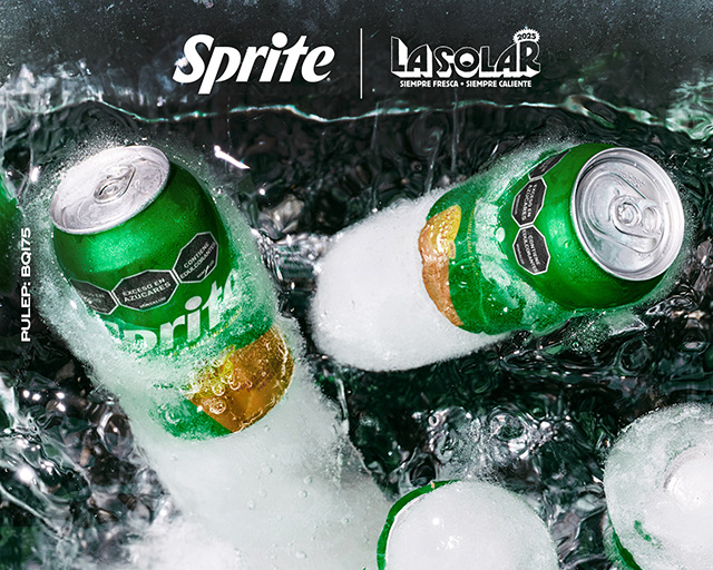 Latas de Sprite personalizadas con el logo del Festival La Solar en agua con hielo junto a los logos de Sprite y La Solar