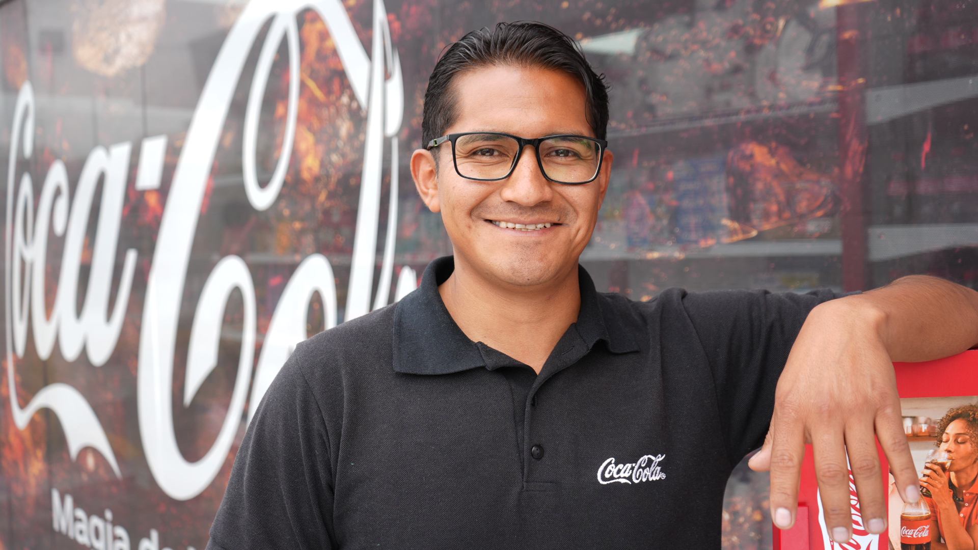 Trabajador de Coca-Cola con una remera negra