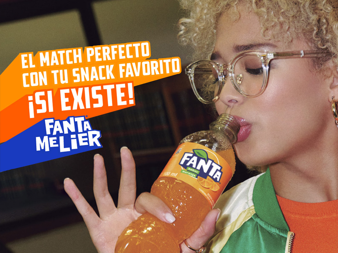 Mujer rubia con anteojos bebiendo una botella de Fanta naranja con ojos cerrados. A la izquierda se lee un texto que dice: “El match perfecto con tu snack favorito ¡Si existe! y debajo el logo de Fanta.