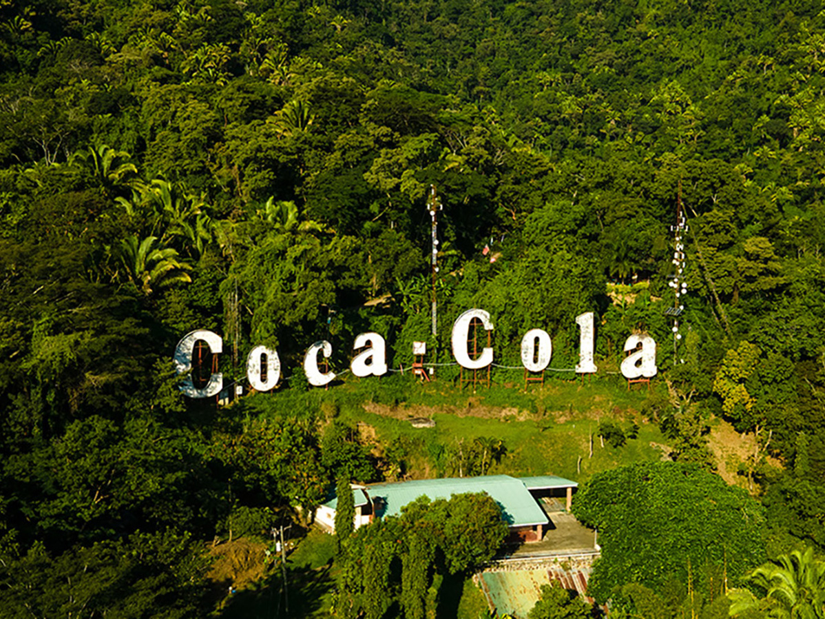 Banner Social de Coca-Cola en un bosque