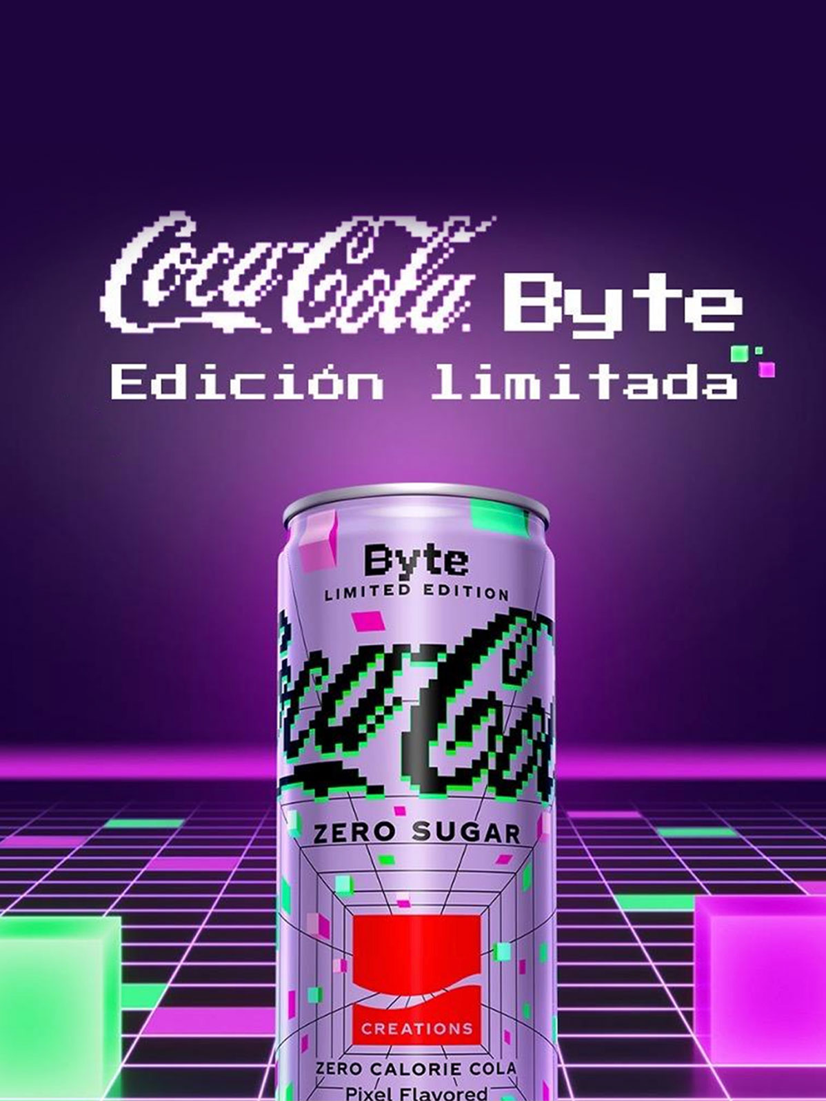 Lata de Coca-Cola Byte sobre fondo lila con logo de Coca-Cola y texto