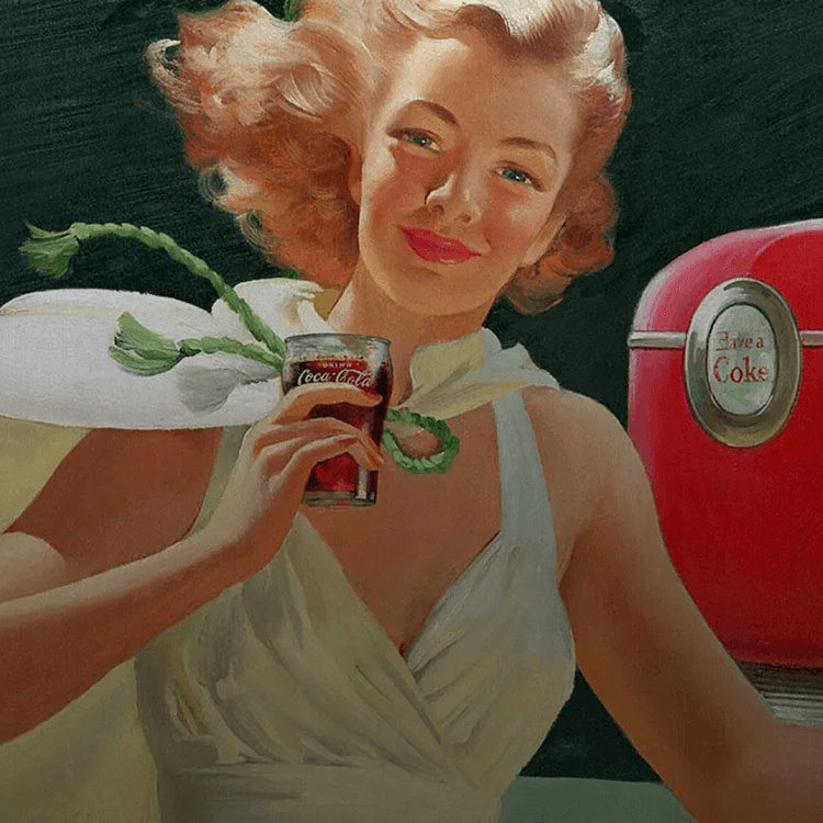 Una mujer sonriente de estilo retro, probablemente de los años 50, vestida con un vestido blanco y un sombrero con adornos verdes, sostiene un vaso de Coca-Cola. Al fondo, se ve un dispensador de Coca-Cola rojo. La imagen evoca la publicidad clásica de la marca.