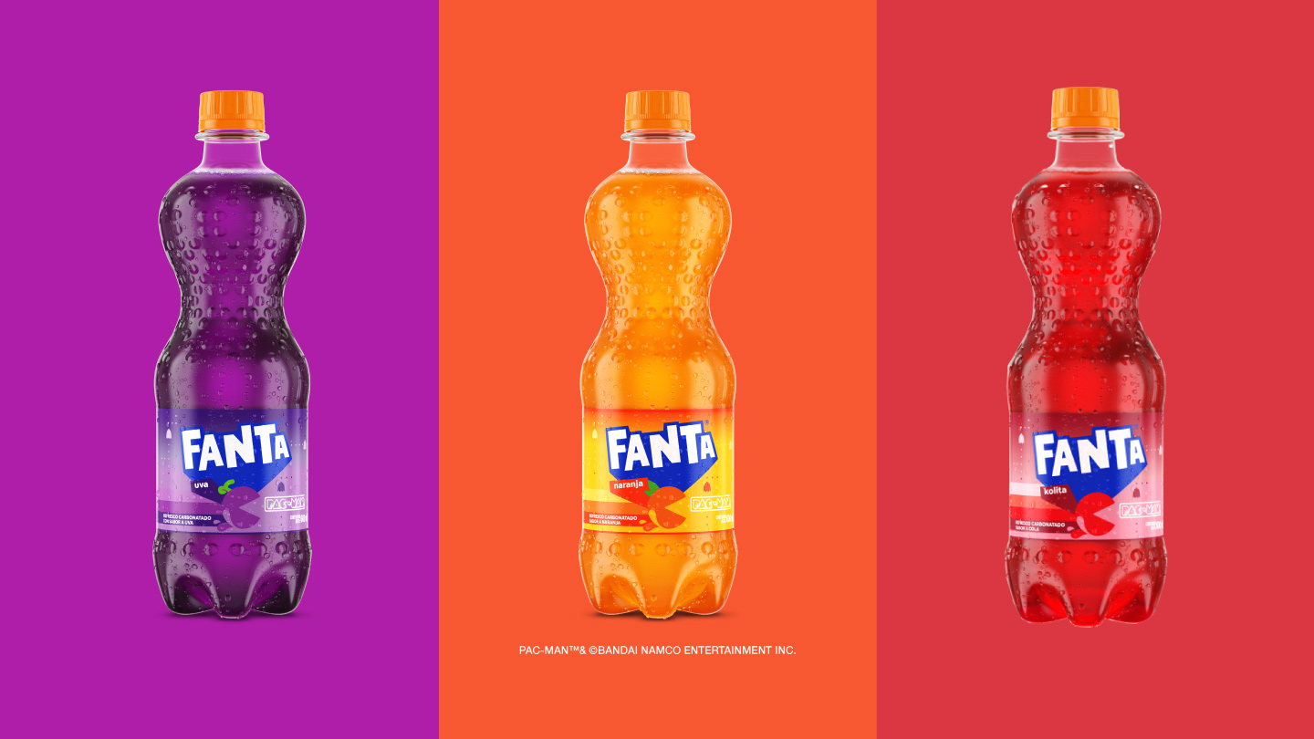 Tres botellas de edición limitada Fanta Pac-Man de sabor uva, naranja y kolita. Con los fondos de cada botella correspondientes al color de cada etiqueta; a la izquierda Fanta sabor uva sobre fondo a violeta, el centro de Fanta naranja color naranja y a la derecha la Fanta kolita sobre fondo rojo.