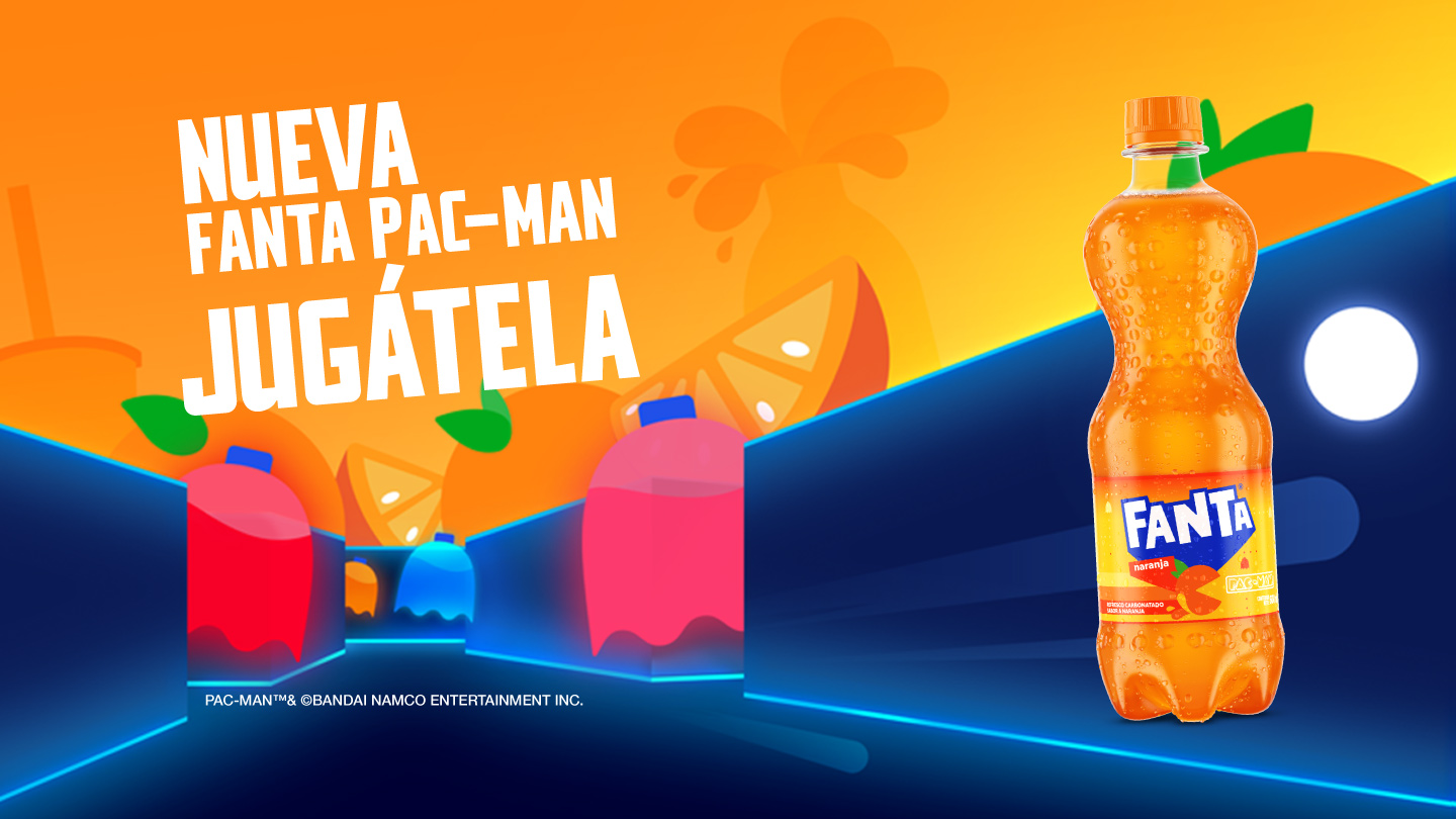 Botella de la nueva Fanta PAC-MAN naranja siendo perseguida por fantasmas de colores del juego PAC-MAN en un laberinto azul con cielo naranja y gajos de naranja flotando. Por encima, un texto que dice “Nueva Fanta Pac-Man, Juégatela”, junto a los logotipos de Fanta y PAC-MAN