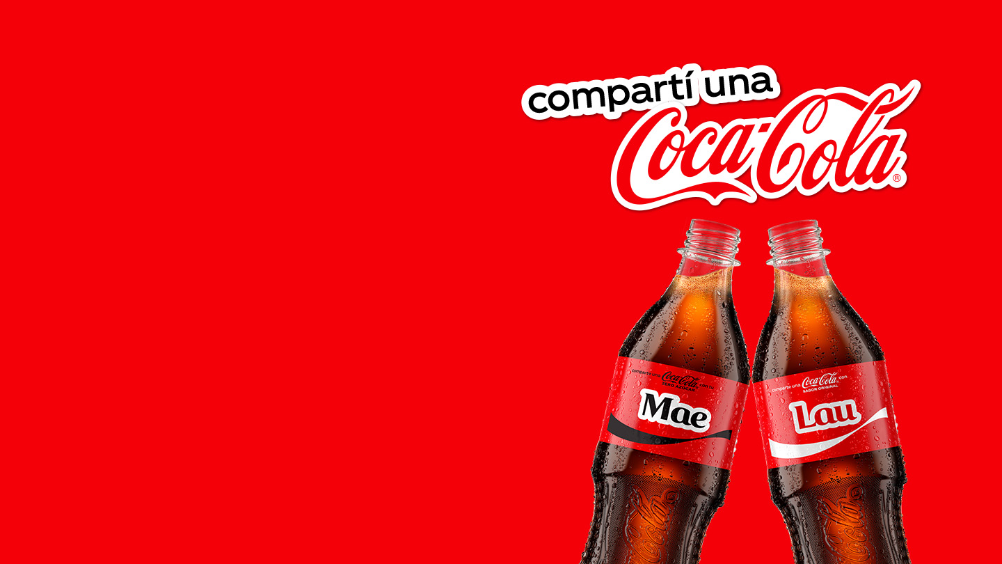 Dos botellas de Coca-Cola, una Sabor Original y otra Sin Azúcar, personalizadas con el nombre "Mae" y "Lau" junto al texto "Compartí una Coca-Cola" sobre un fondo rojo.