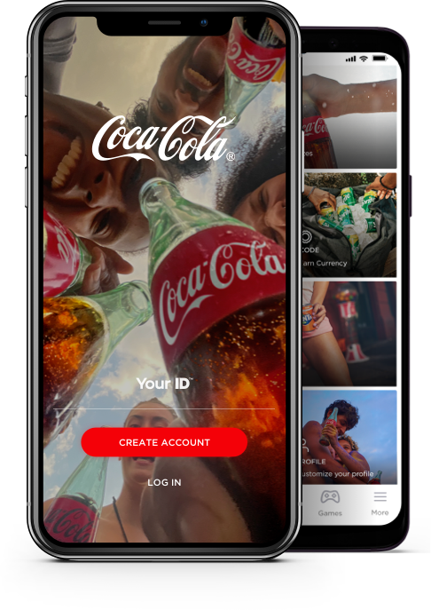 Δύο κινητά που δείχνουν στιγμιότυπα οθόνης από το Coca-Cola App.