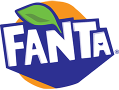 Δύο ποτήρια με παγωμένη Fanta λεμόνι και πορτοκάλι πίσω από το λογότυπο της Fanta.