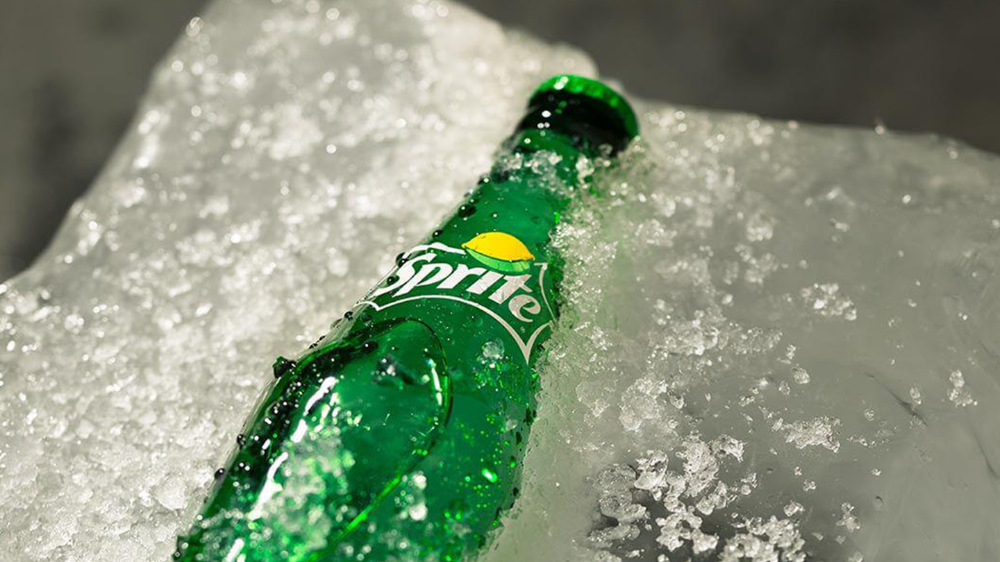 Μπουκάλι Sprite πάνω σε μεγάλο κομμάτι πάγου