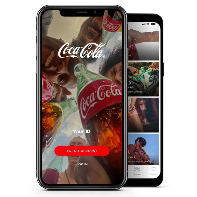 Δύο κινητά που δείχνουν στιγμιότυπα οθόνης από το Coca-Cola App.