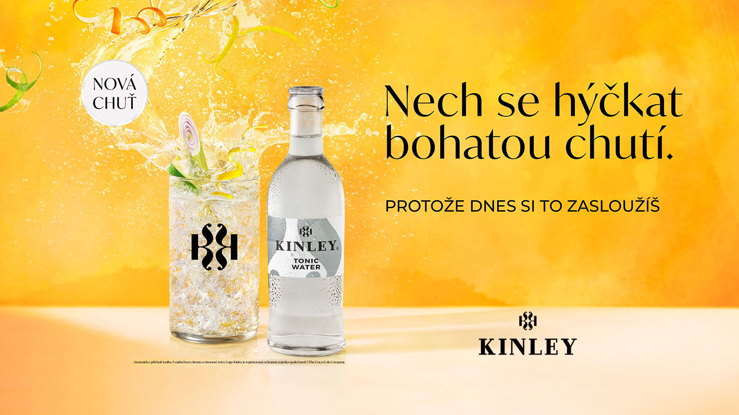 Kinley Tonic ve skleněné lahvi a sklenici, banner Nech se hýčkat bohatou chutí