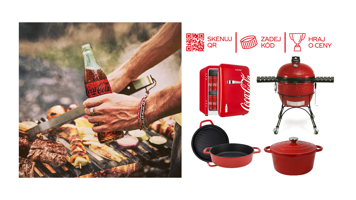 Ruka drží lahev Coca-Coly na pozadí s jídlem na grilu, QR kód pro stažení Coca-Cola aplikace a výhry jako hrnec, lednice nebo gril
