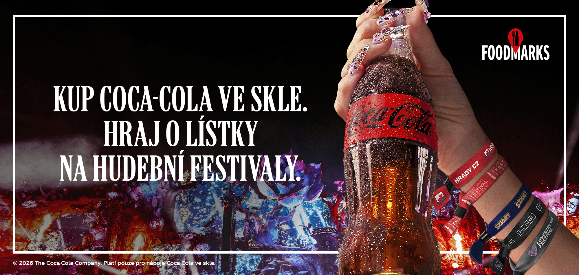 Láhev a sklenice Coca-Cola s ledem na červeném pozadí, mapa s restauracemi a text o skvělém jídle a výhrách.