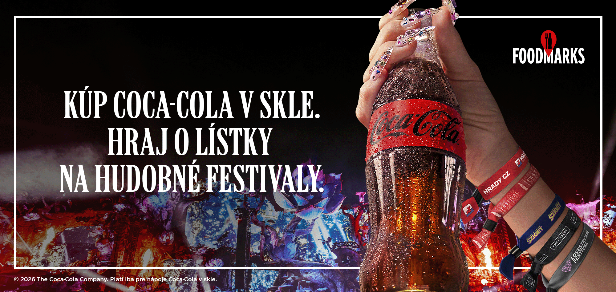 Fľaša a pohár Coca-Cola s ľadom na červenom pozadí, mapa s reštauráciami a text o skvelom jedle a výhrach.