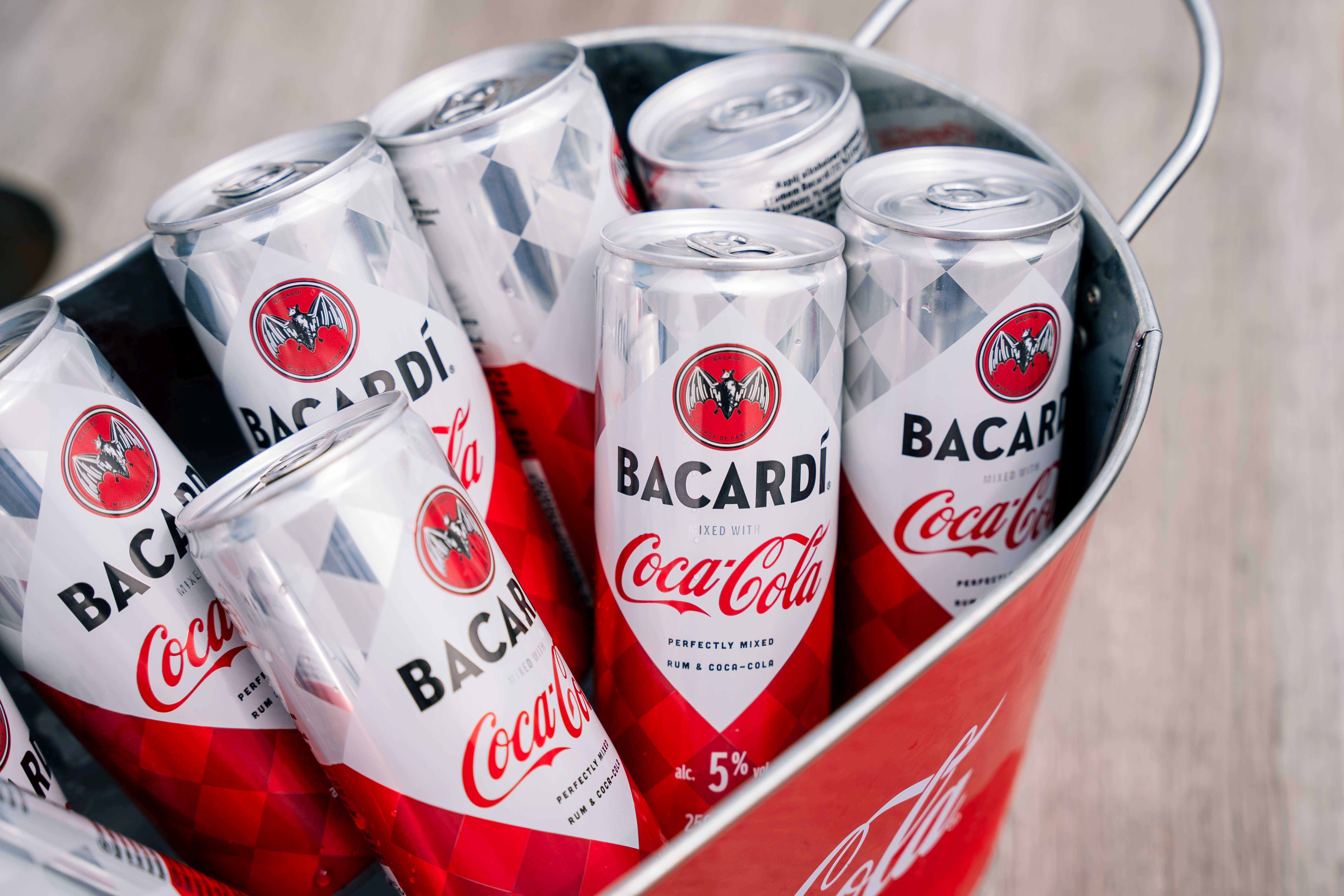 Ikonické duo: Rum BACARDÍ a Coca-Cola se spojily v novém Ready-to-Drink koktejlu Ikonické duo: Rum BACARDÍ a Coca-Cola se spojily v novém Ready-to-Drink koktejlu