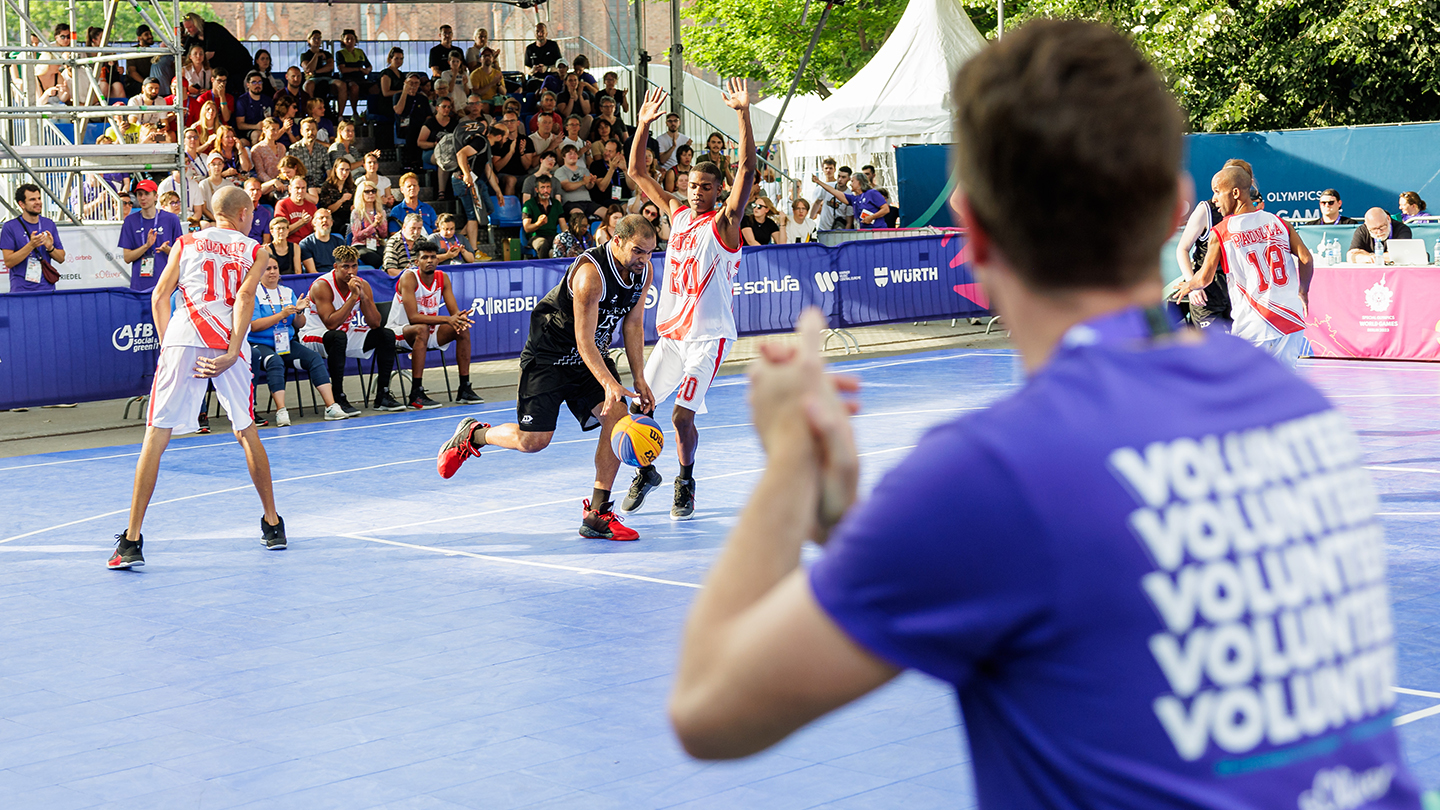Corporate Volunteer Reyn ffoulkes schaut sich die Basketball Competition an