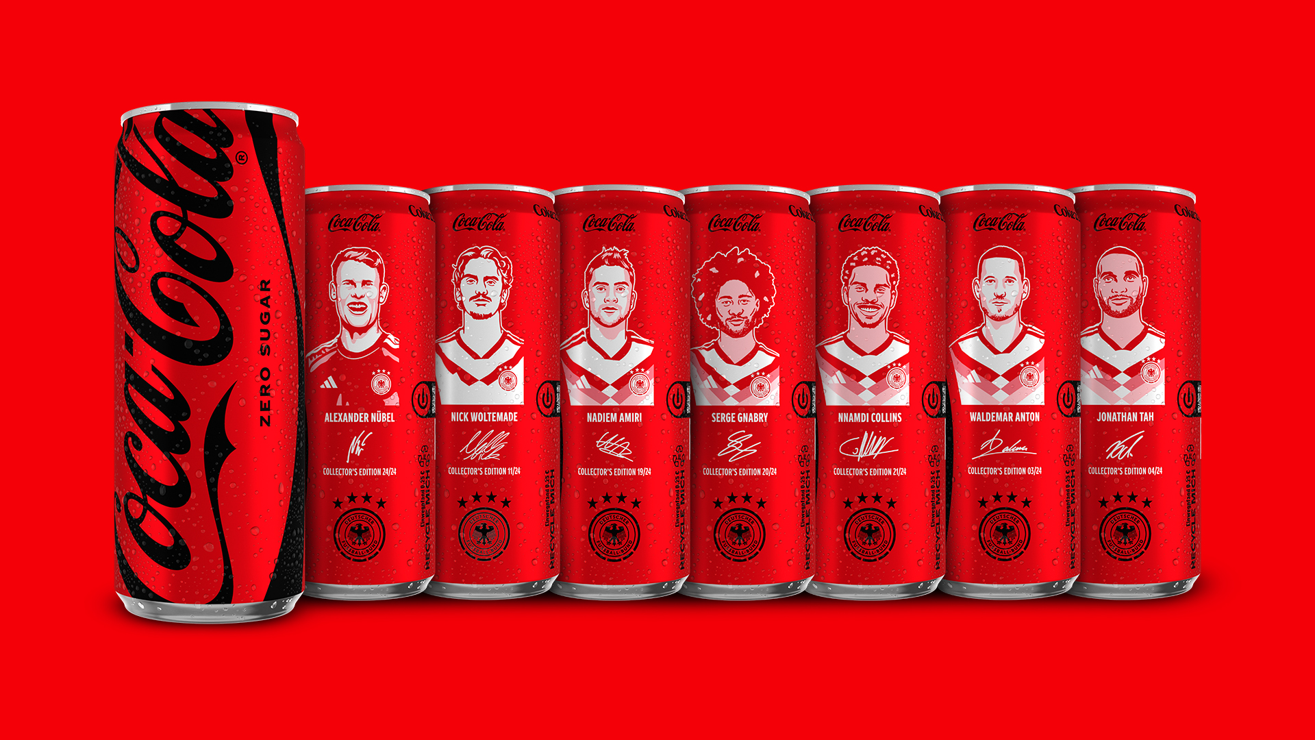 Rote Coca-Cola Zero Sugar Dose neben sieben limitierten Coca-Cola DFB-Spielerdosen zur FIFA Fußball-Weltmeisterschaft 2026 auf rotem Hintergrund.