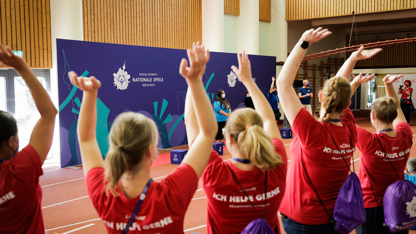 Coca-Cola Corporate Volunteers feuern bei den Special Olympics Nationalen Spielen 2022 an