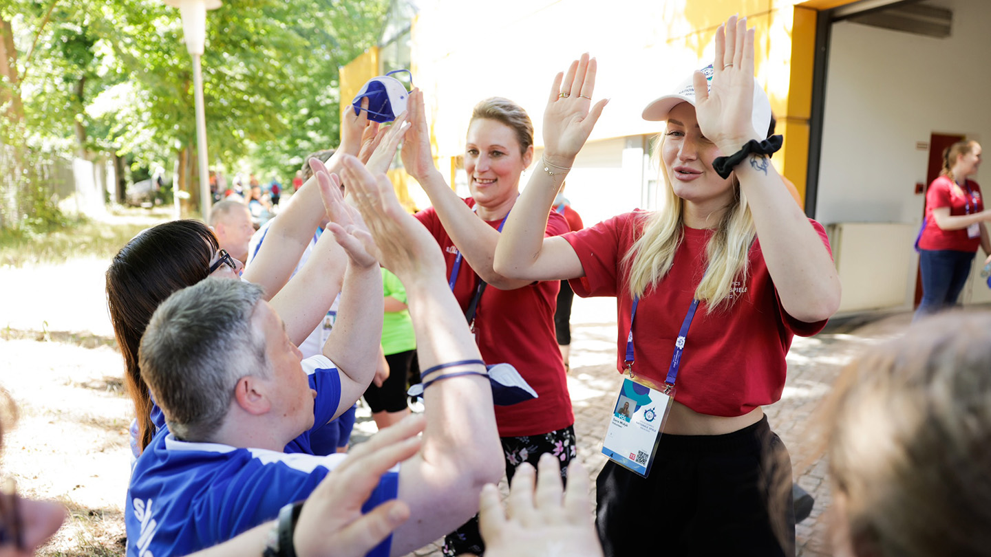 Special Olympics Athletinnen und Athleten gemeinsam mit Corporate Volunteers von Coca-Cola