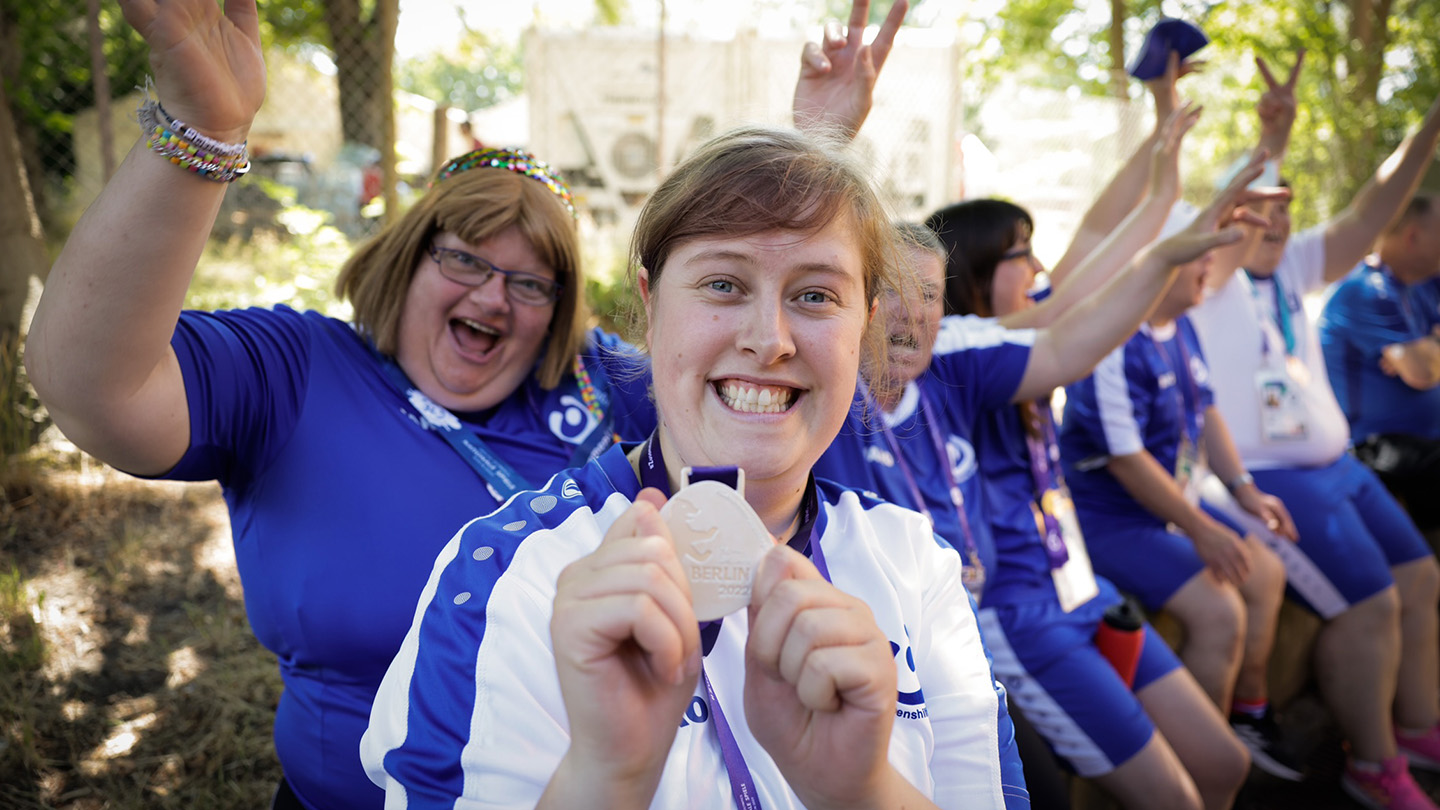 Athletinnen mit ihren Medaillen bei den Special Olympics Nationalen Spielen 2022