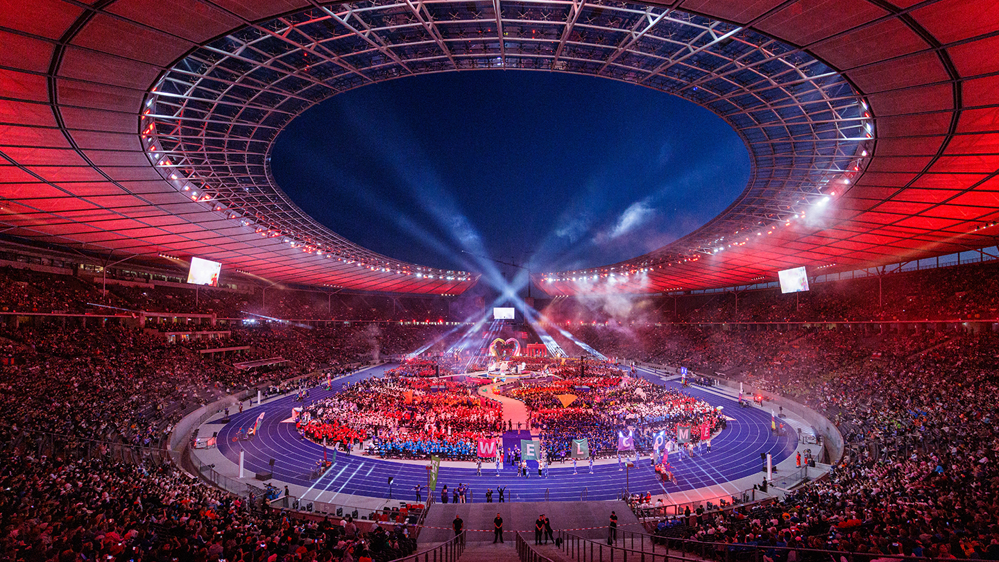 Das Olympia Stadion erstrahlt bei der Eröffnungsfeier der Special Olympics World Games 2023 in Berlin