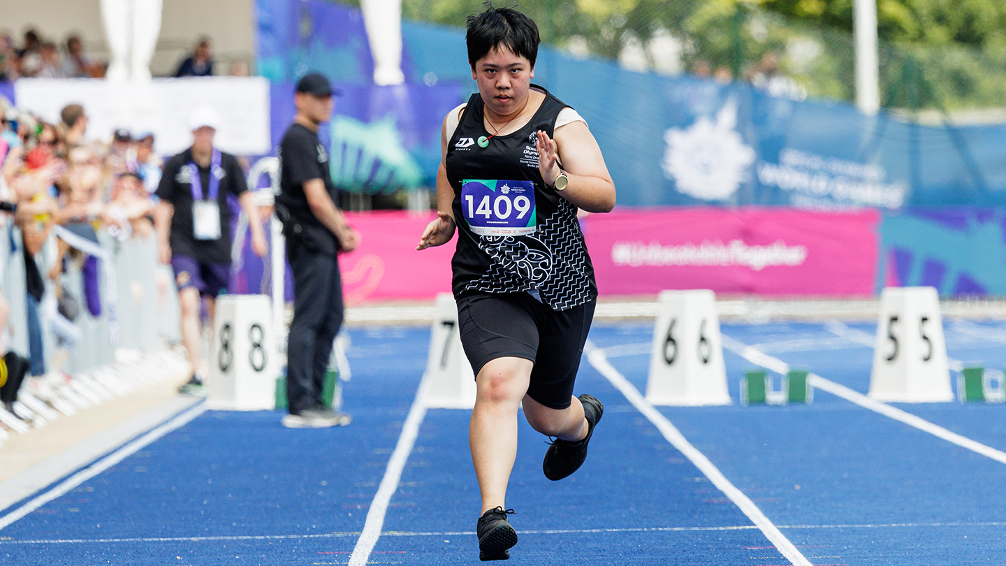 Athletin Natacha Chang aus Neuseeland während sie bei den Weltspielen läuft.
