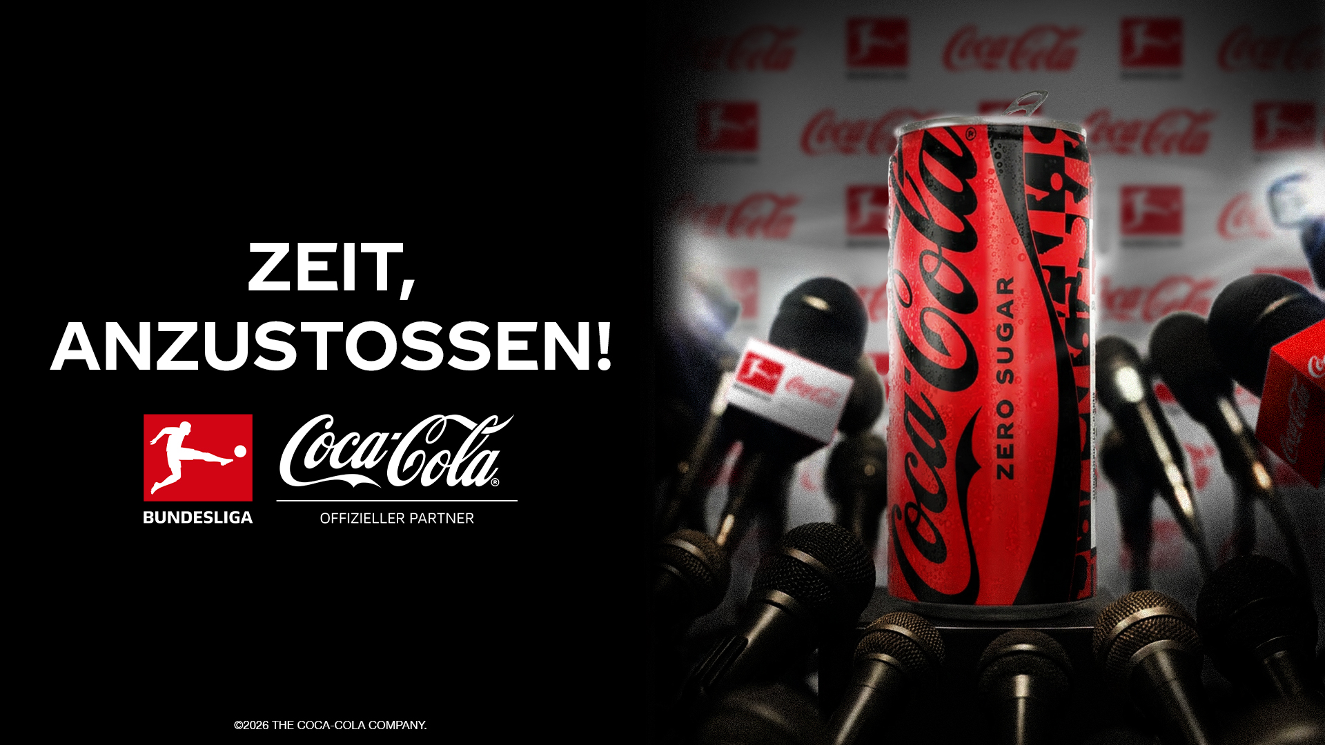 Rote Coca‑Cola Zero Sugar Dose steht wie bei einer Fußball-Pressekonferenz zwischen Mikrofonen vor Bundesliga- und Coca‑Cola-Logowand, links der Claim „Zeit, anzustoßen!“ und die Logos von Bundesliga und Coca‑Cola als offiziellem Partner.