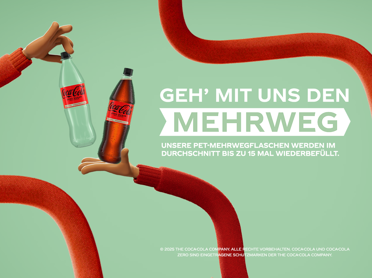 Zwei animierte Hände in roten Ärmeln reichen sich Coca-Cola Zero Sugar Mehrwegflaschen vor einem hellgrünen Hintergrund. Daneben steht der Text: „Geh’ mit uns den Mehrweg – Unsere PET-Mehrwegflaschen werden im Durchschnitt bis zu 15 Mal wiederbefüllt.“