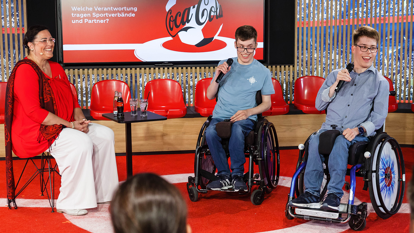 Barbara Körner, Geschäftsführerin Coca-Cola Deutschland, im Interview mit den Zwillingen André und Marcel Fricke