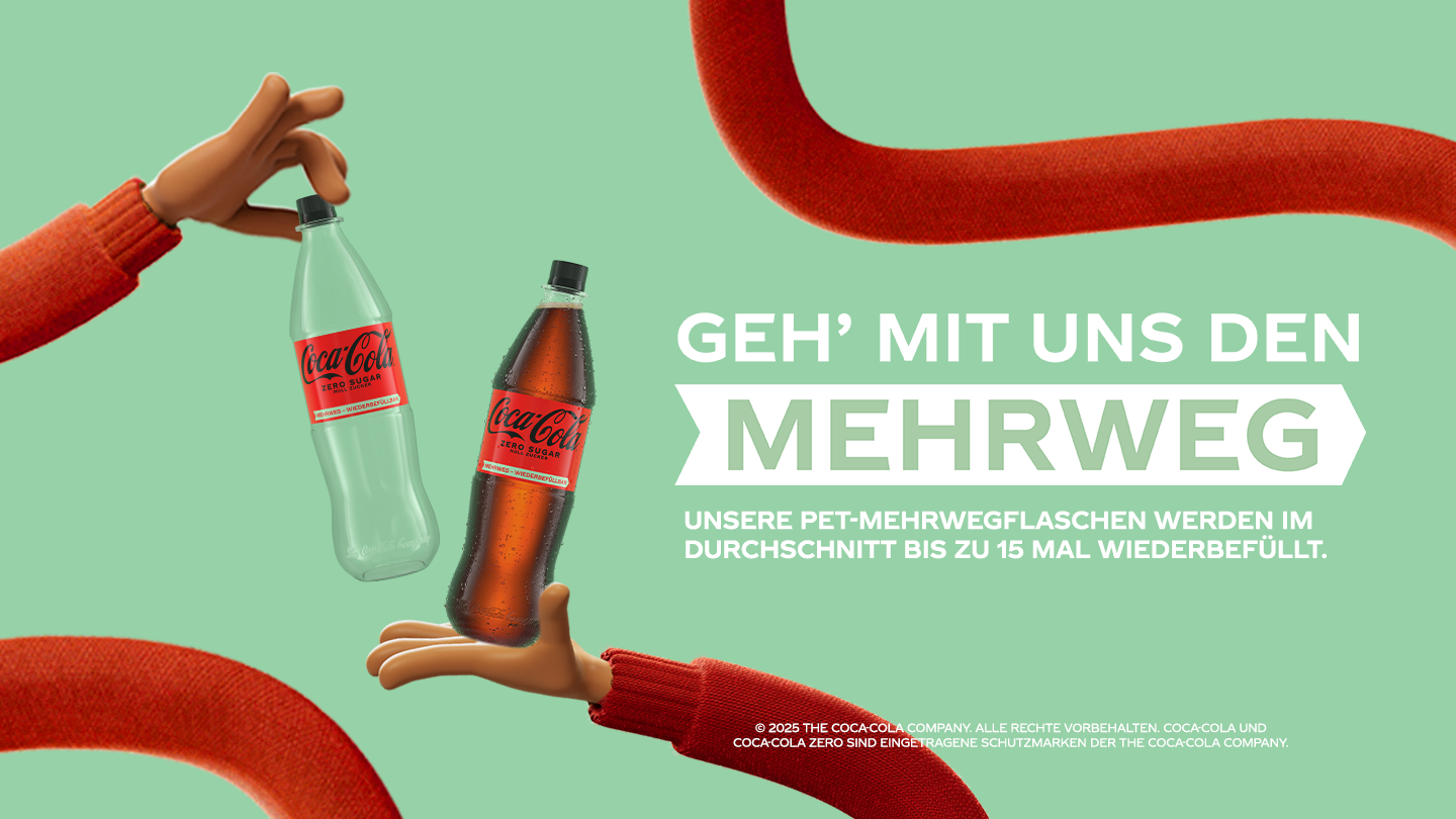 Zwei animierte Hände in roten Ärmeln reichen sich Coca-Cola Zero Sugar Mehrwegflaschen vor einem hellgrünen Hintergrund. Daneben steht der Text: „Geh’ mit uns den Mehrweg – Unsere PET-Mehrwegflaschen werden im Durchschnitt bis zu 15 Mal wiederbefüllt.“