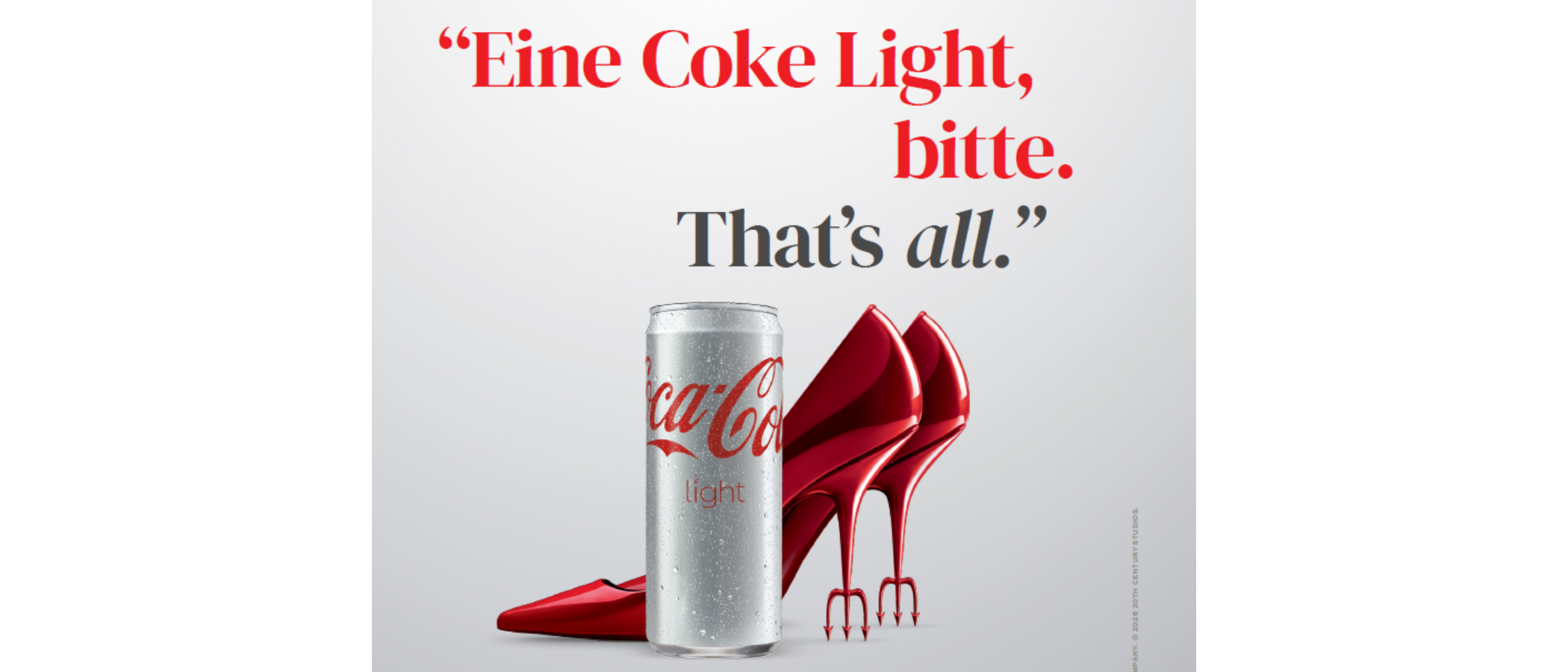 Silberne Coca-Cola Light Dose vor roten High Heels mit Teufelsspitzen; darüber der Schriftzug „Eine Coke Light, bitte. That’s all.“ und das Logo von „Der Teufel trägt Prada 2“.