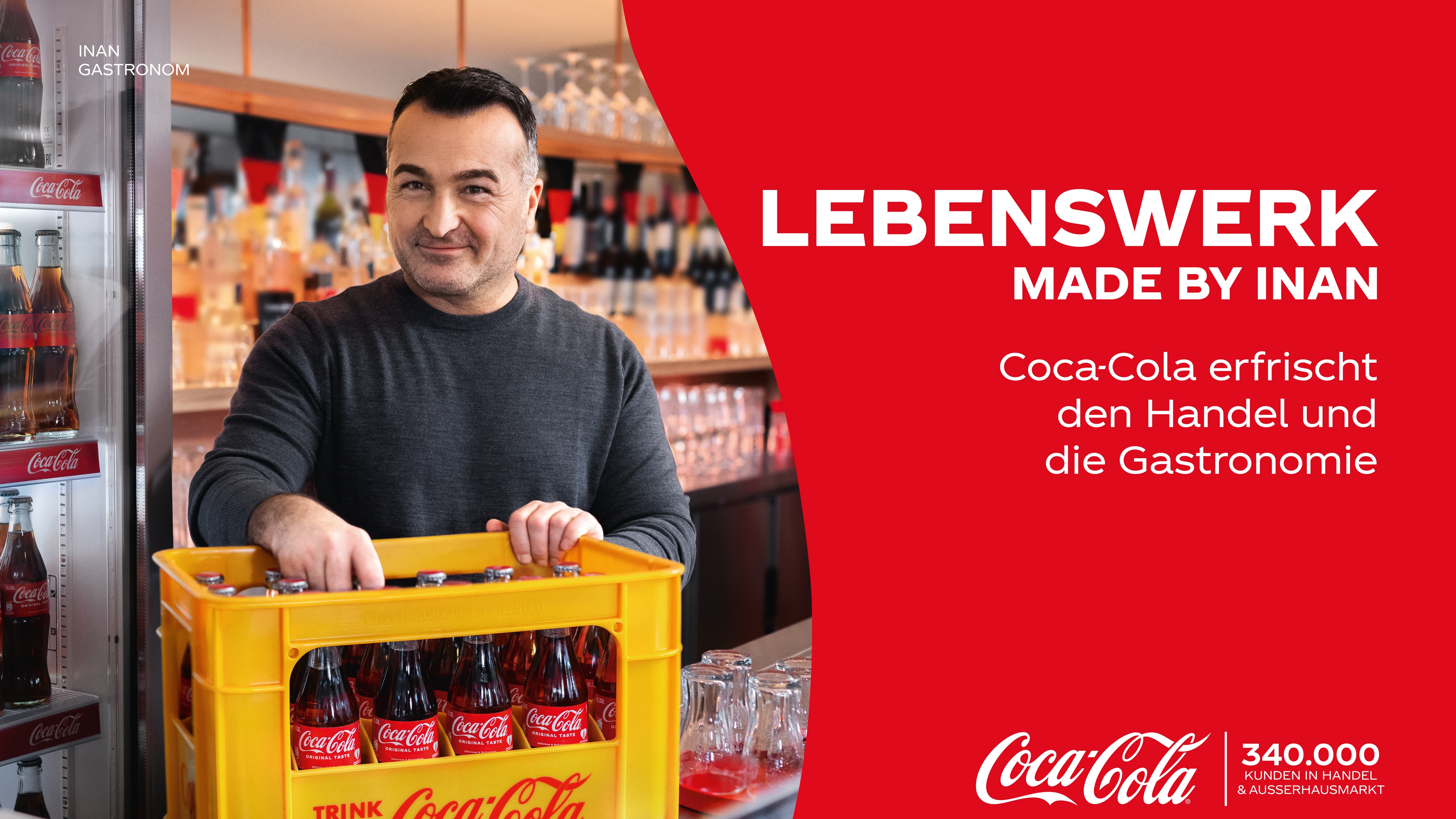 Inan, Gastronom, steht mit einer gelben Coca-Cola-Kiste in einem Restaurant; daneben der Kampagnen-Text „Lebenswerk made by Inan – Coca-Cola erfrischt den Handel und die Gastronomie“.