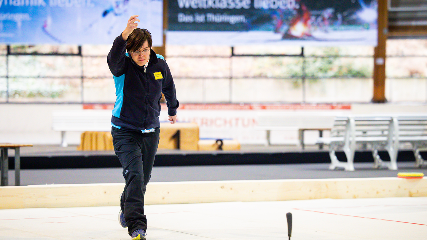 Curling-Athletin bei den Special Olympics Nationalen Winterspiele in Thüringen 