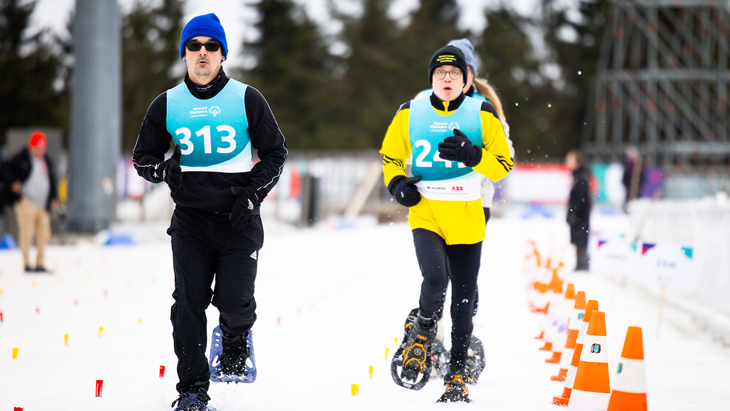 Athlet:innen bei den Special Olympics Nationalen Winterspielen in Thüringen 