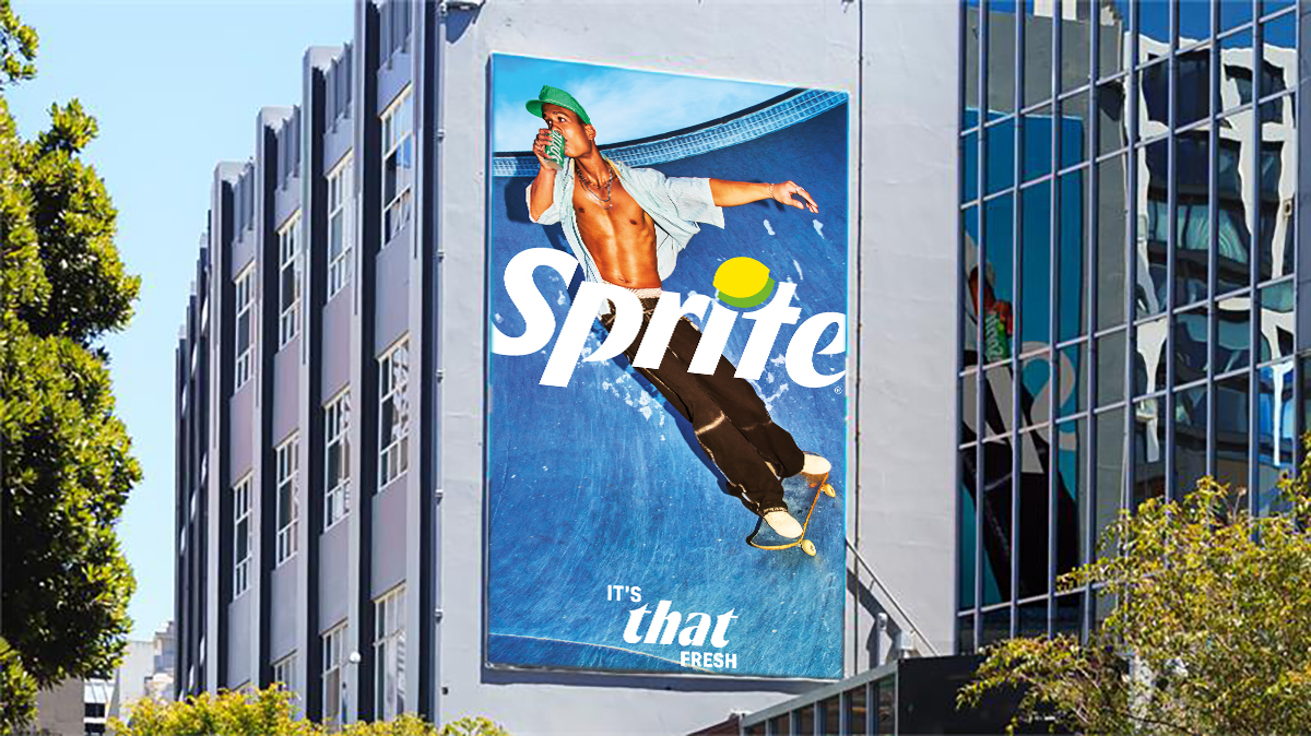 Großflächiges Sprite-Werbemotiv an einer Hausfassade: skateboardender Mann vor blauem Hintergrund mit Sprite-Logo und dem Slogan „It’s That Fresh“.