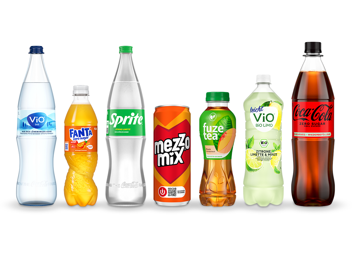 Sieben verschiedene Getränke von Coca-Cola in verschiedenen Flaschen und einer Dose nebeneinander aufgereiht: ViO still, Fanta Zero Sugar, Sprite, eine Dose Mezzo Mix, Fuze Tea, ViO Bio Limo leicht und Coca-Cola