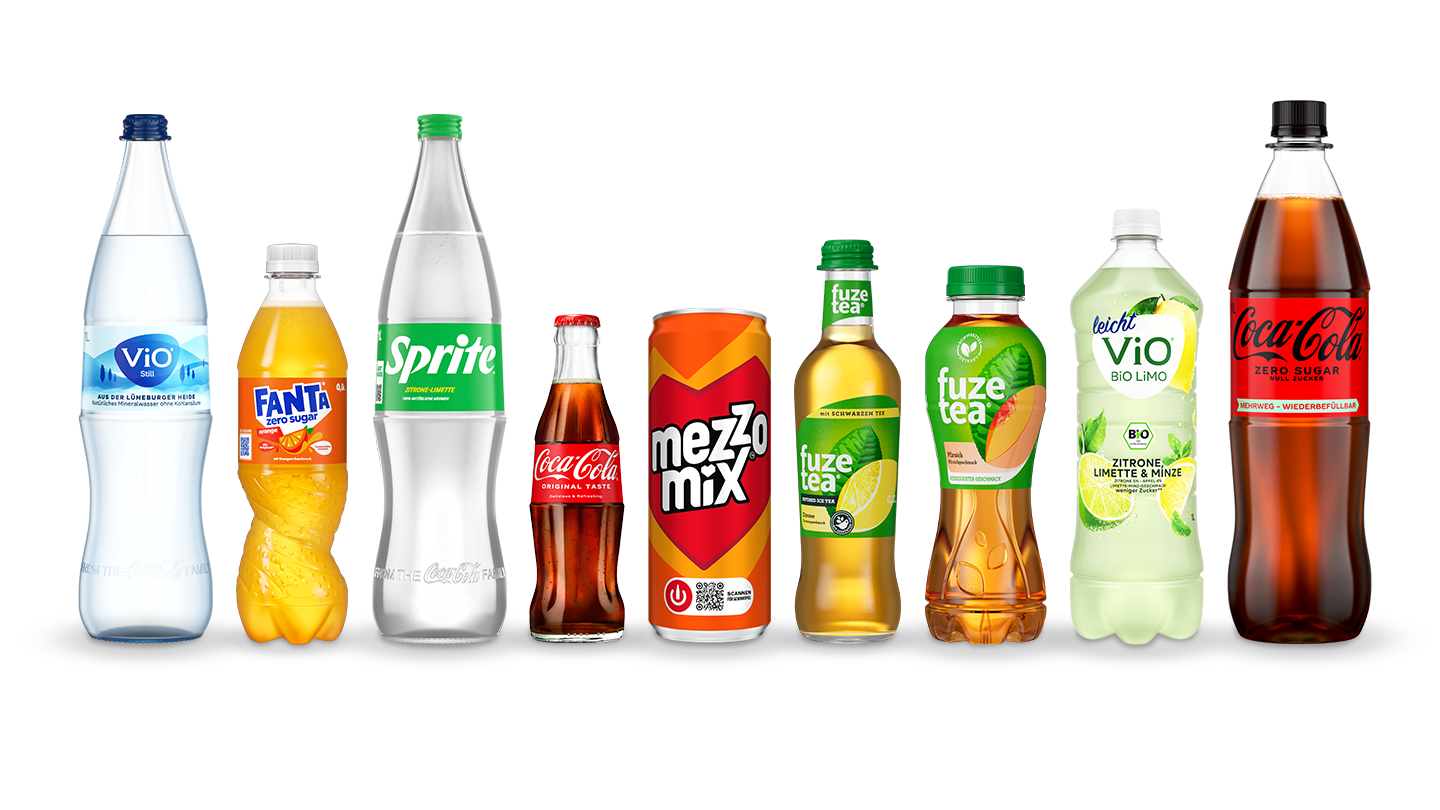 Eine Auswahl von zehn verschiedenen Getränken der Marke Coca-Cola in unterschiedlichen Flaschen und einer Dose, aufgereiht nebeneinander.