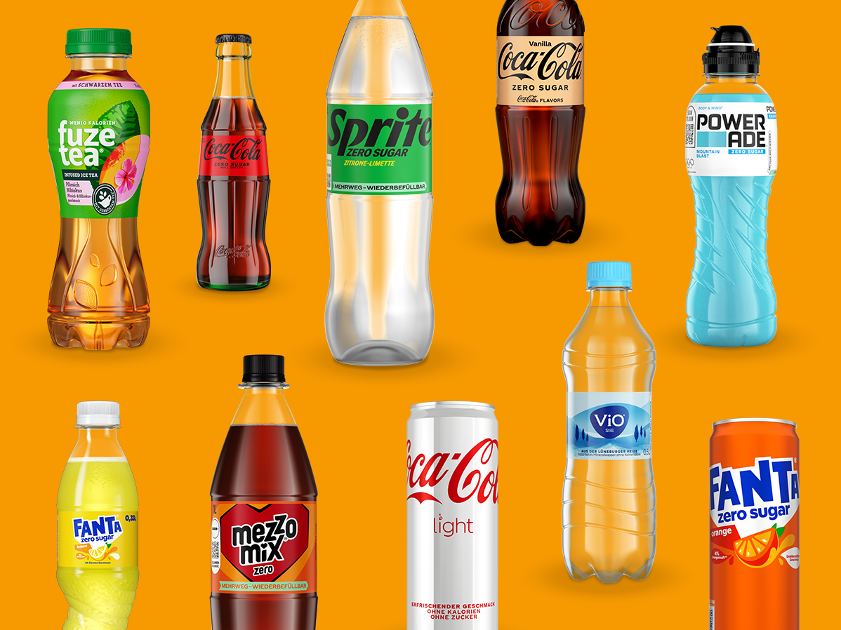 Eine Collage verschiedener Getränke der Coca-Cola Company vor einem orangen Hintergrund, darunter Fuze Tea, Coca-Cola, Mezzo Mix, Sprite, Fanta, Powerade und ViO.