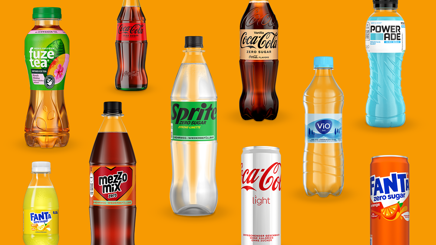 Eine Collage verschiedener Getränke der Coca-Cola Company vor einem orangen Hintergrund, darunter Fuze Tea, Coca-Cola, Mezzo Mix, Sprite, Fanta, Powerade und ViO.
