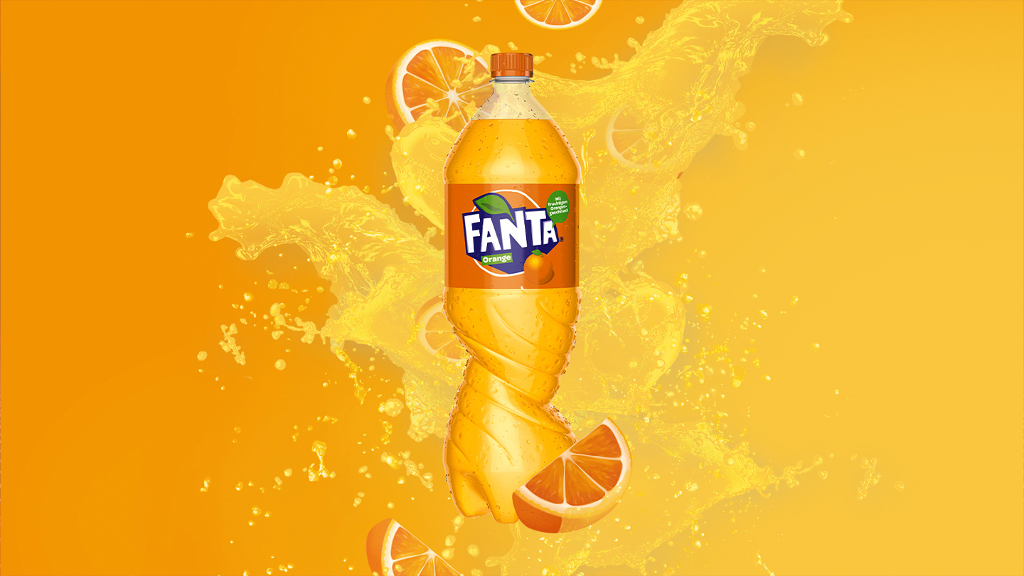 Eine Flasche Fanta vor orangem Hintergrund