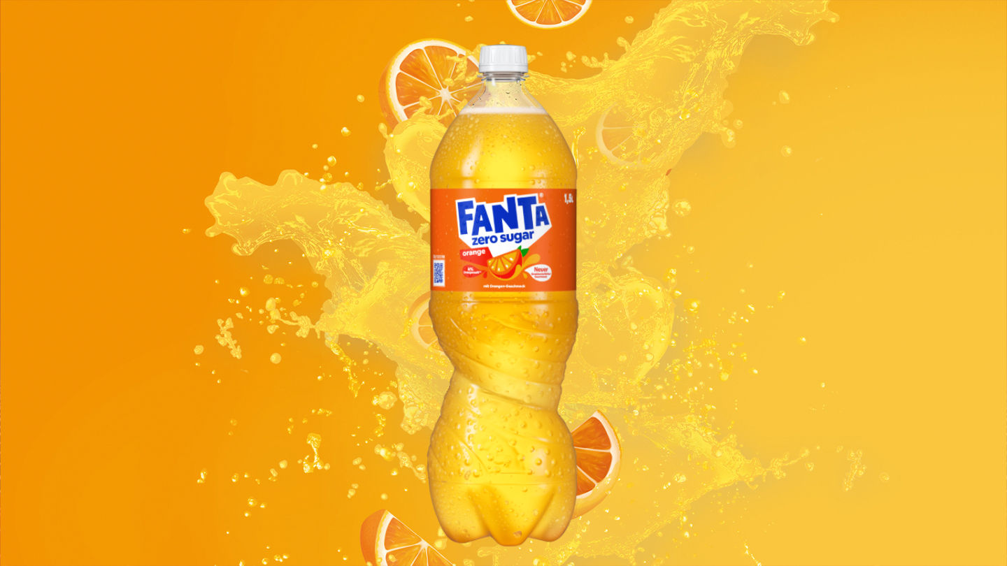 Eine Flasche Fanta vor orangem Hintergrund