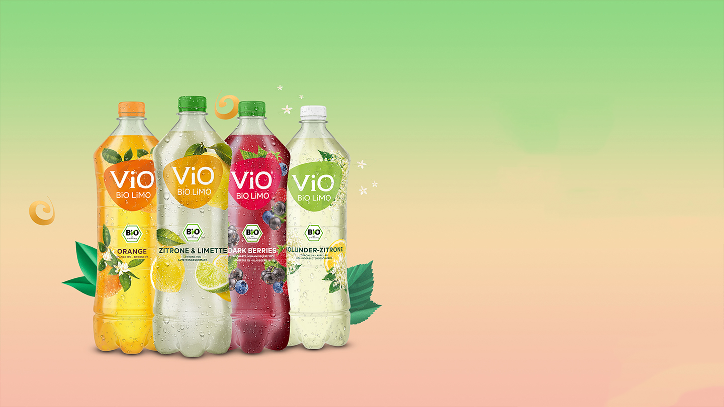 Vier Flaschen ViO BiO LiMO in verschiedenen Geschmacksvarianten, daneben der Text "Mit glücklichen Früchten ist gut Limo trinken". Unten rechts sind drei Bio-Zertifizierungslogos zu sehen.