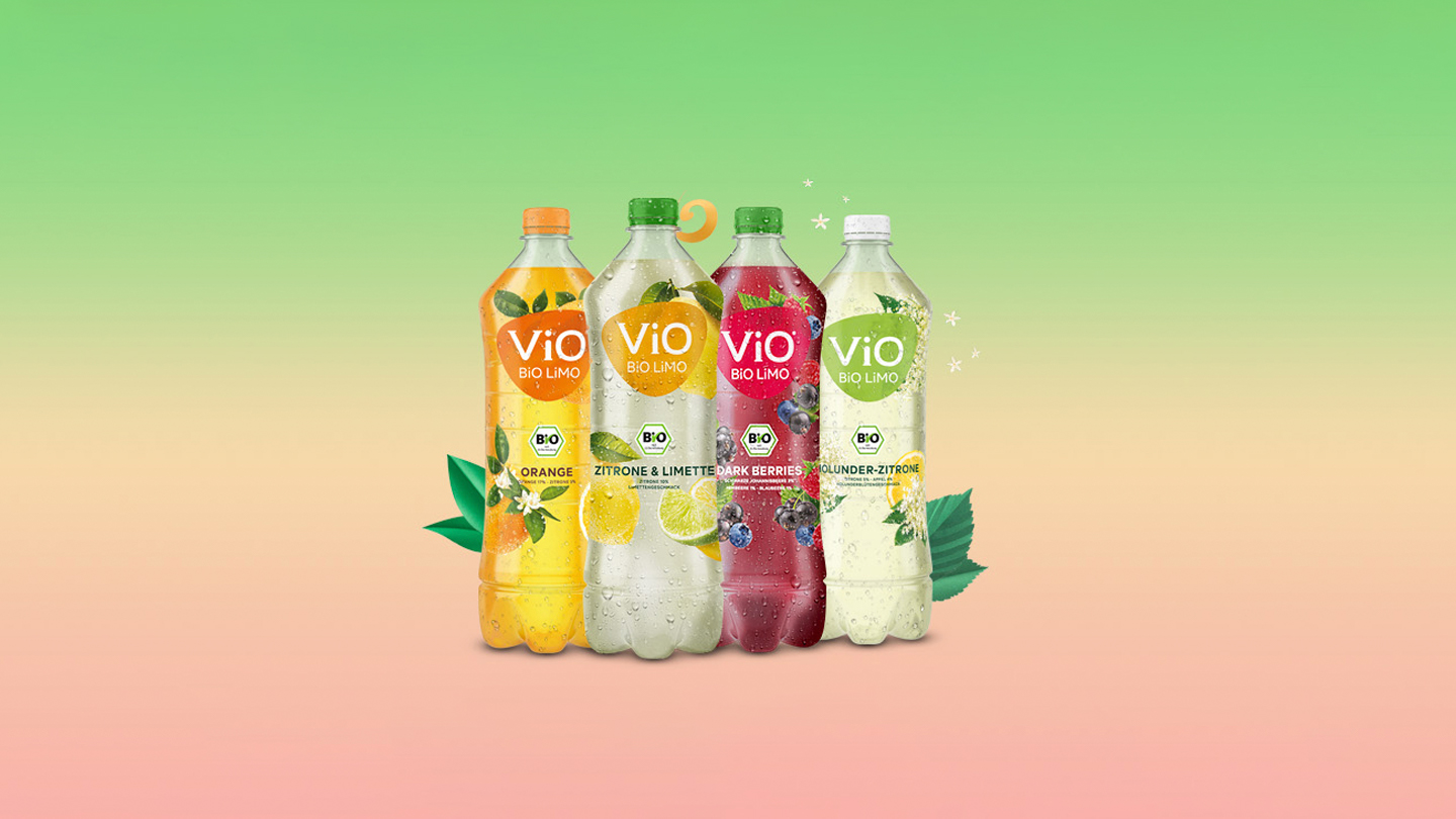 Vier Flaschen ViO BiO-LiMO in verschiedenen Geschmacksvarianten. Rechts unten sind drei Bio-Zertifizierungslogos zu sehen.