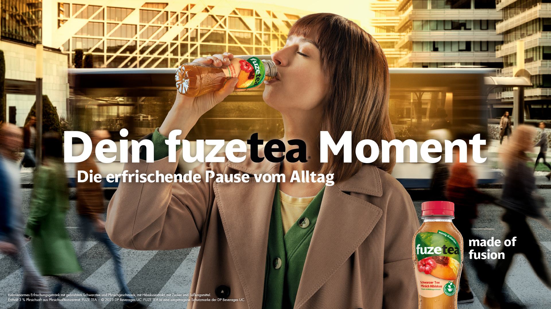 "Banner mit einer Flasche Fuze Tea links, rechts der Text „Entspannte und erfrischende Momente.“ Oben rechts ein kleines Banner mit dem Hinweis „ohne Zucker“."
